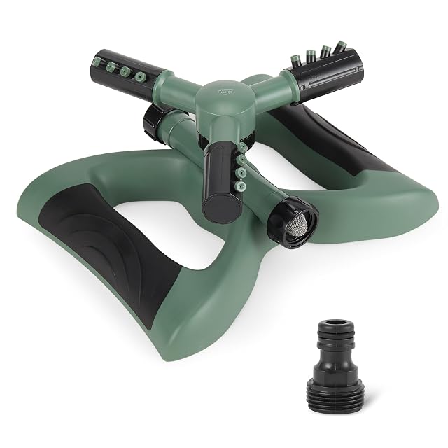 Aspersor rotativo de césped verde de tres brazos sobre base lastrada